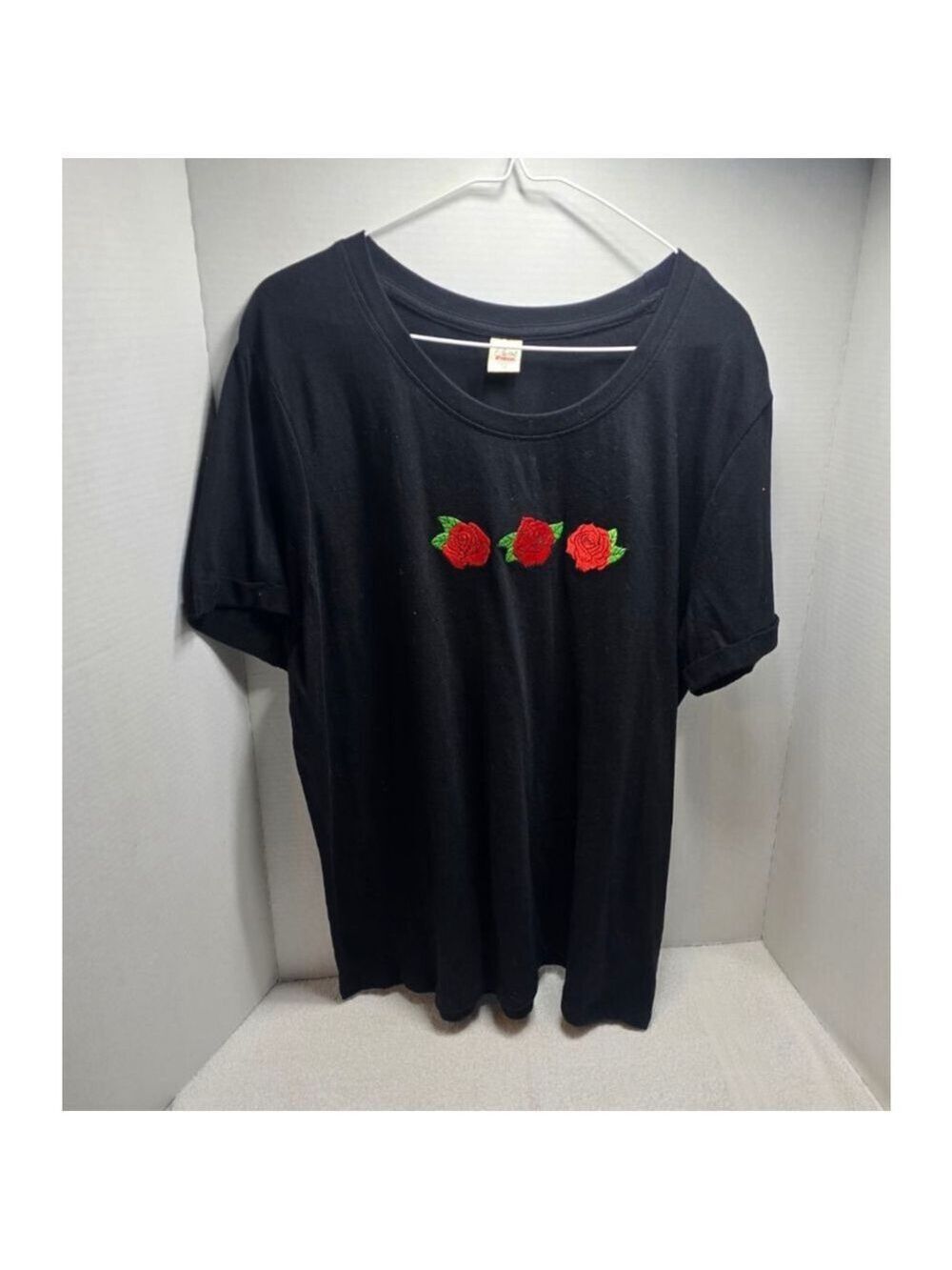 Women's Electric Pink Short Sleeve 1X Black with Red Roses